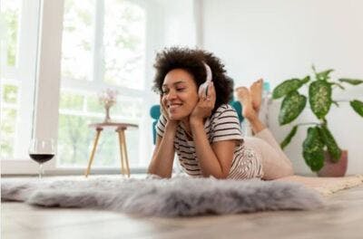 tbi-patient-listening-to-music-to-improve-memory